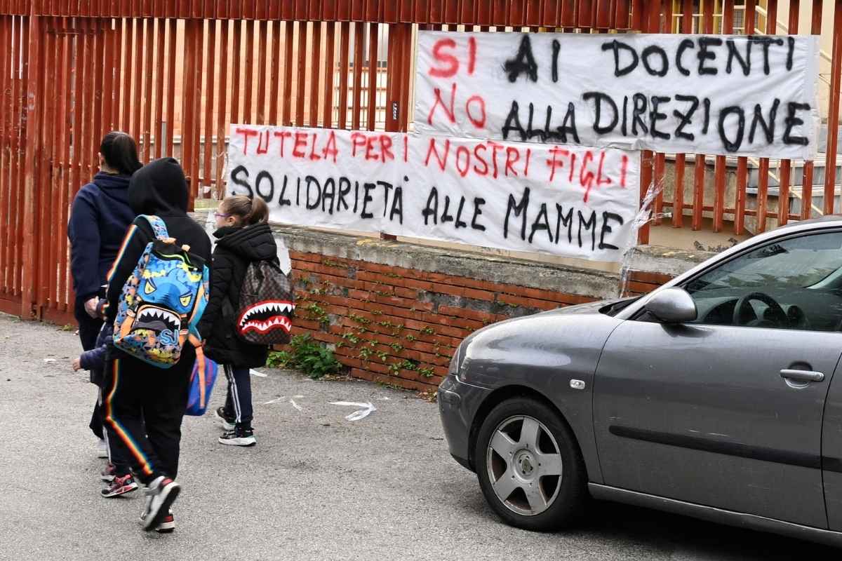 La prof arrestata: nella “saletta” con i ragazzini, il sesso a scuola e le minacce. Tutti i retroscena dell’inchiesta: a rischio lo sviluppo dei ragazzi