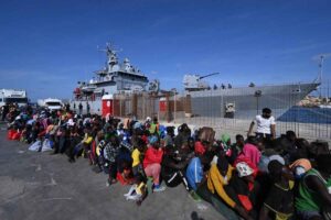 Il pattugliatore italiano Cassiopea e i migranti in attesa a Lampedusa