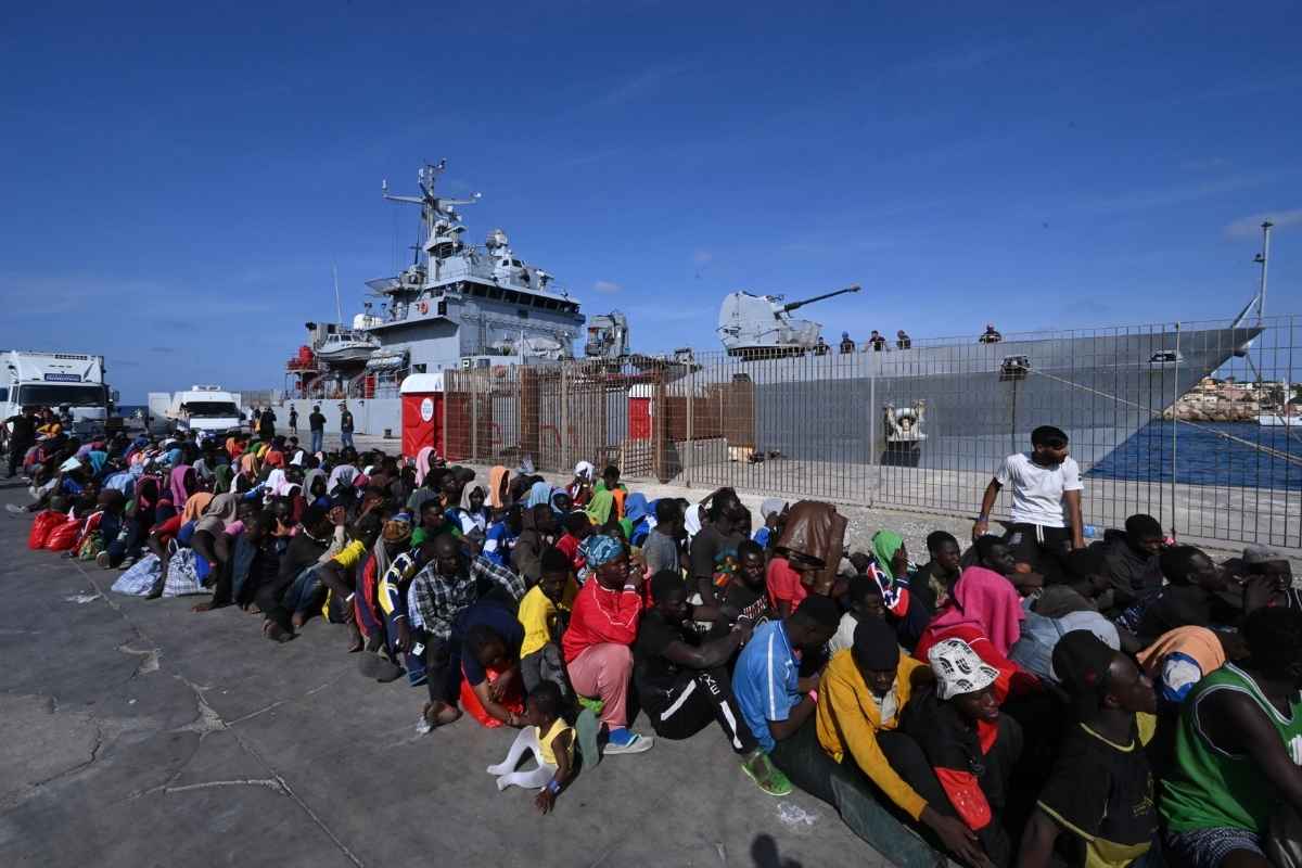 Il Cassiopea verso l’Albania: è carico di storie di uomini e di strategie politiche. L’Unhcr: “Monitoraggio indipendente per altri 6 mesi”