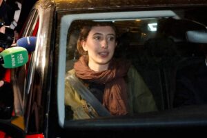 Cecilia Sala quando è arrivata in Italia, a Ciampino, dopo essere stata liberata dal carcere di Evin, in Iran