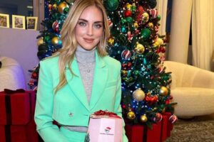 Chiara Ferragni posa con i pandori