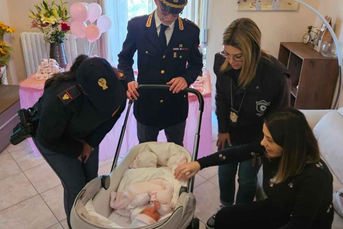 I poliziotti con la neonata rapita a Cosenza