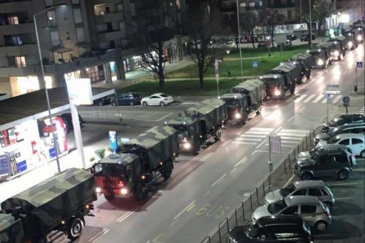 La colonna di camion militari carichi di bare lascia Bergamo il 19 marzo 2020