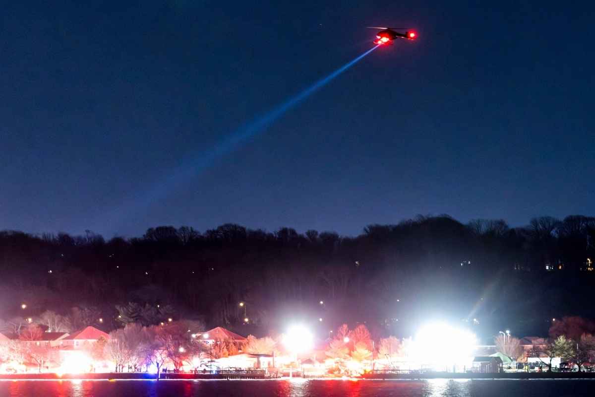 Disastro aereo nei cieli di Washington, soccorsi al lavoro nel fiume gelido. Trump: “Perché l’elicottero non ha virato?”