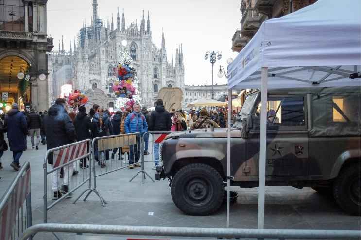 Una pattuglia dell'Esercito in piazza Duomo Milano