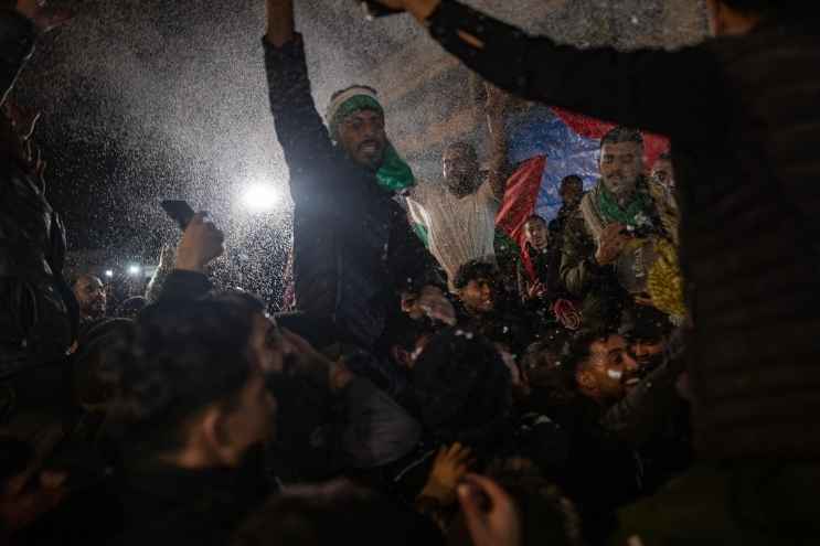 Persone in strada che festeggiano dopo l'annuncio della tregua a Gaza