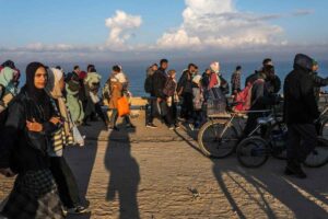 Palestinesi sfollati camminano sulla strada Al Rashid nella Striscia di Gaza centrale mentre tornano dal sud alla Striscia di Gaza settentrionale, 27 gennaio 2025. Israele e Hamas hanno implementato la prima fase di un accordo di rilascio degli ostaggi e cessate il fuoco il 19 gennaio 2025