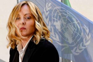 La premier italiana Giorgia Meloni e la bandiera dell'Onu