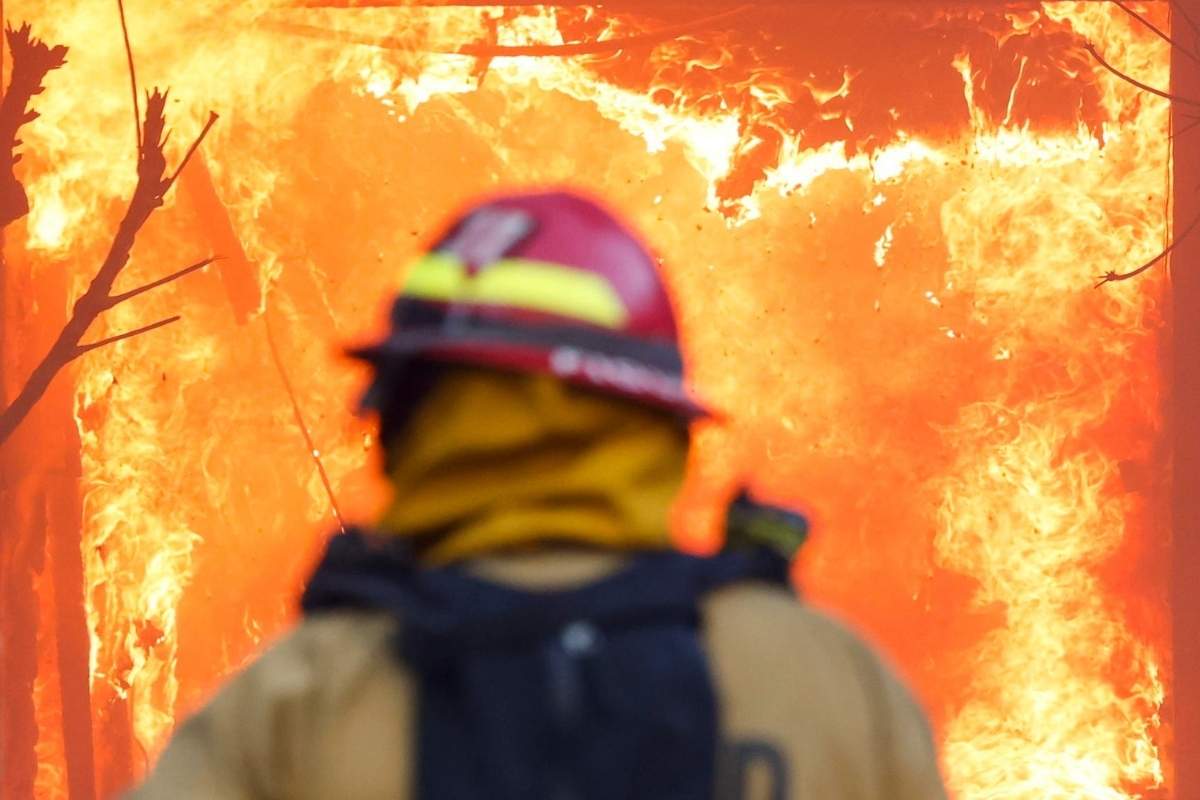 Venti di fuoco sulle case delle star, inferno a Los Angeles: 30mila sfollati, 200mila persone senza elettricità. A rischio il Museo dell’antica Roma