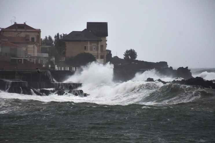 Maltempo, mareggiate nelle isole italiane