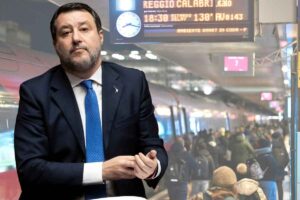 Il Ministro Matteo Salvini, sullo sfondo passeggeri in banchina per i treni in ritardo