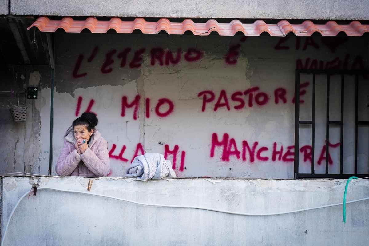 Addio alla Napoli di Gomorra, è in corso a Scampia l’ultimo sgombero: “Eliminare l’inaccettabile degrado”