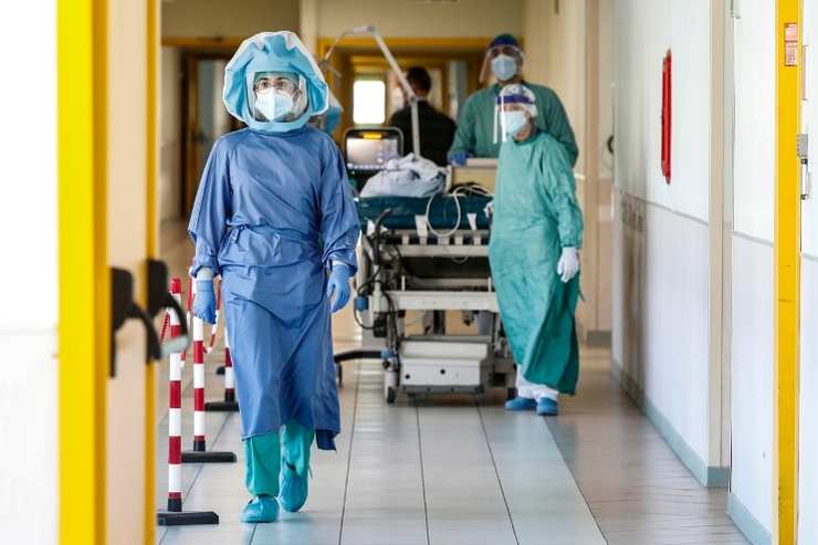 Un medico in corsia durante la pandemia Covid-19