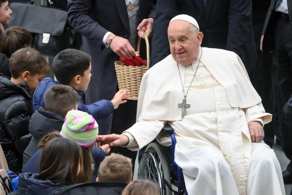 Papa Francesco saluta alcuni bambini durante durante l'Udienza generale in Aula Paolo VI