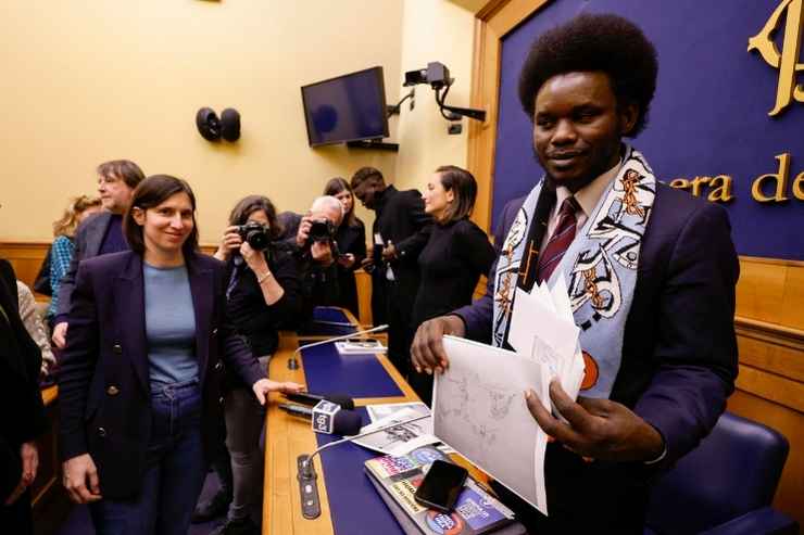 Rifugiati in conferenza stampa contro Almasri