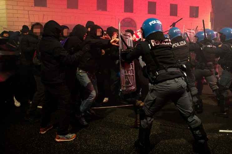 Sgli scontri nel corso di  un corteo per chiedere giustizia per Ramy Elgaml