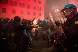 Scontri tra polizia e manifestanti scesi in piazza per Ramy