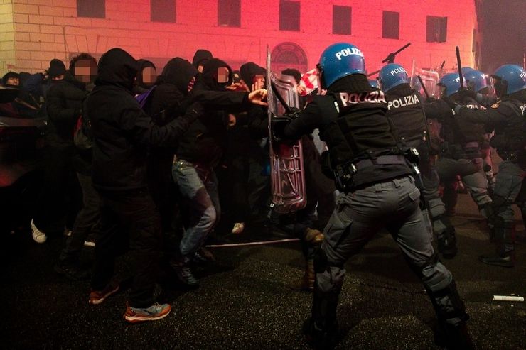 Scontri con la polizia durante una manifestazione a Roma per Ramy