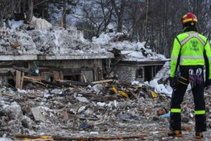 La tragedia del Rigopiano: l'albergo distrutto dalla valanga