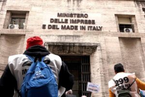 lavoratori in protesta sotto la sede del ministero delle imprese e del made in Italy