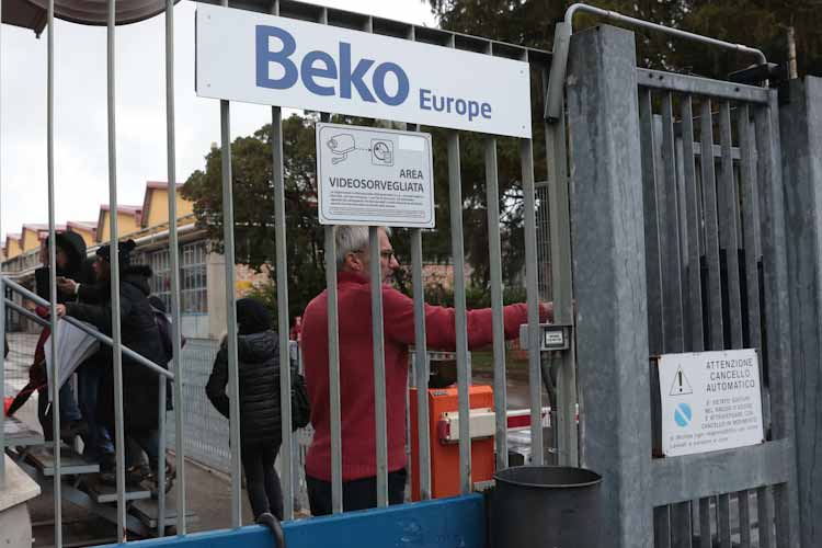 i cancelli di ingresso dell'azienda Beko