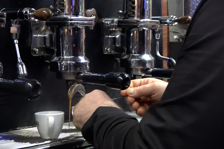 le mani di un barista che prepara il caffè 