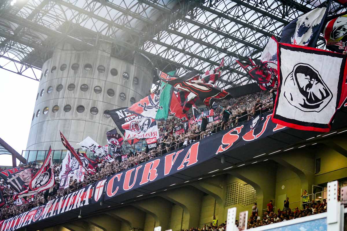 la curva sud dei tifosi del Milan allo stadio Meazza