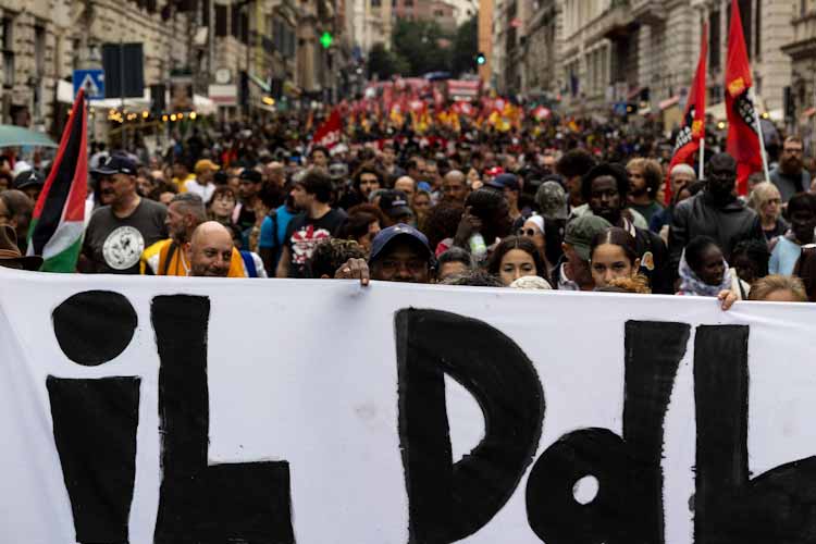 manifestanti reggono uno striscione