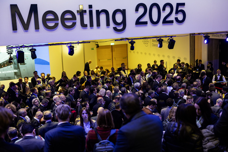 Persone all'interno di una sala del Forum di Davos 2025