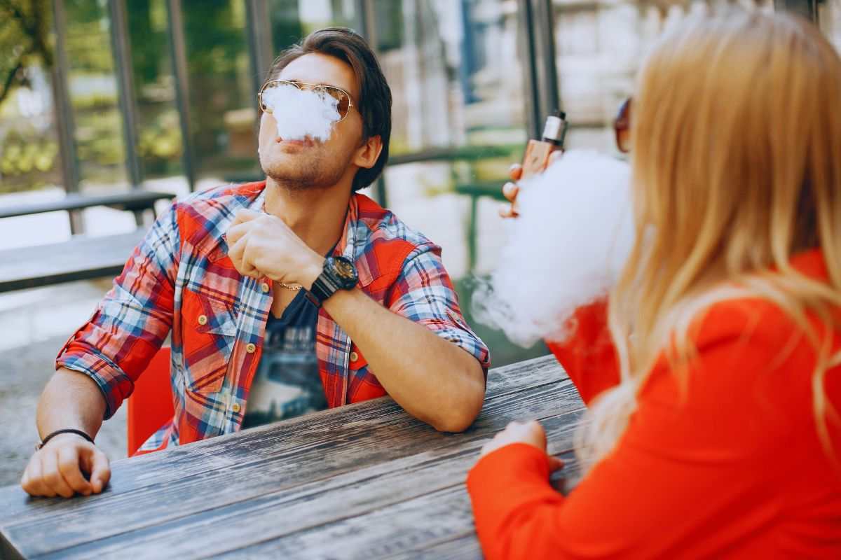 Milano, lo stop al fumo non vale per le sigarette elettroniche, lo pneumologo: “Per la salute è una stupidaggine, per l’ambiente estendere il divieto alle e cig”