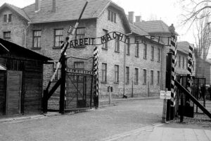 L'ingresso del campo di concentramento di Auschwitz