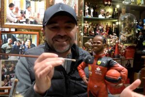 Un artigiano del presepe realizza una statuina dedicata al pilota di formula 1 Lewis Hamilton