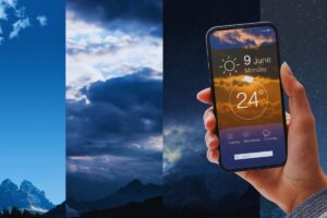 quattro tipi di condizioni meteo e uno smartphone in mano