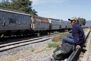 un uomo seduto sui binari del treno