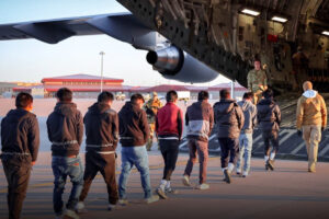 persone in fila che si dirigono verso un aereo