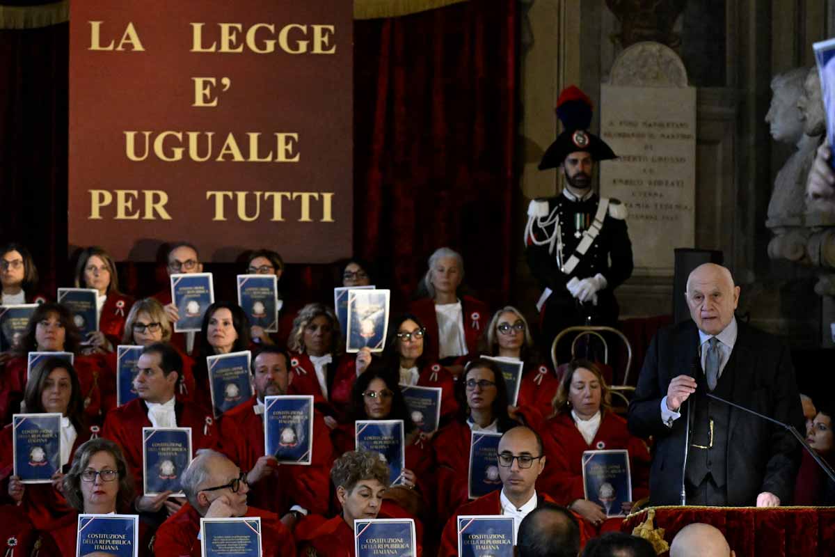 il ministro della giustizia a napoli, in piedi, con alle spalle dei magistrati seduti