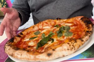 pizza margherita in un piatto