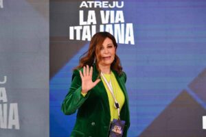 la ministra del turismo Daniela Santanchè saluta il pubblico durante un evento pubblico