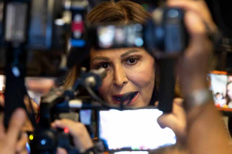 La ministra Daniela Santanché attorniata dalle telecamere dei giornalisti