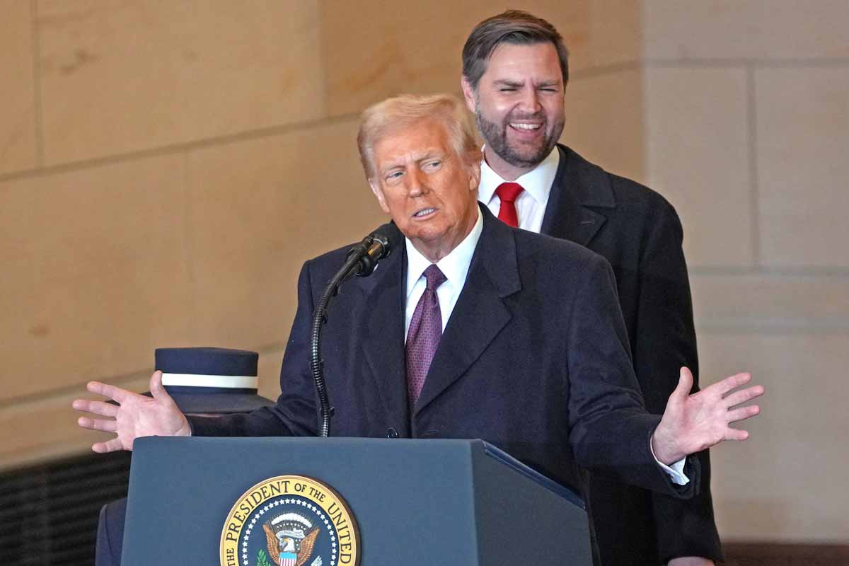 il presidente degli Stati Uniti, Donald Trump, davanti al vicepresidente JD Vance