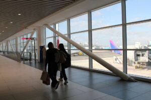 Due turiste camminano all'aeroporto di Ciampino, Roma