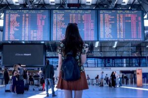 Una ragazza in aeroporto controlla quando arriva il suo volo