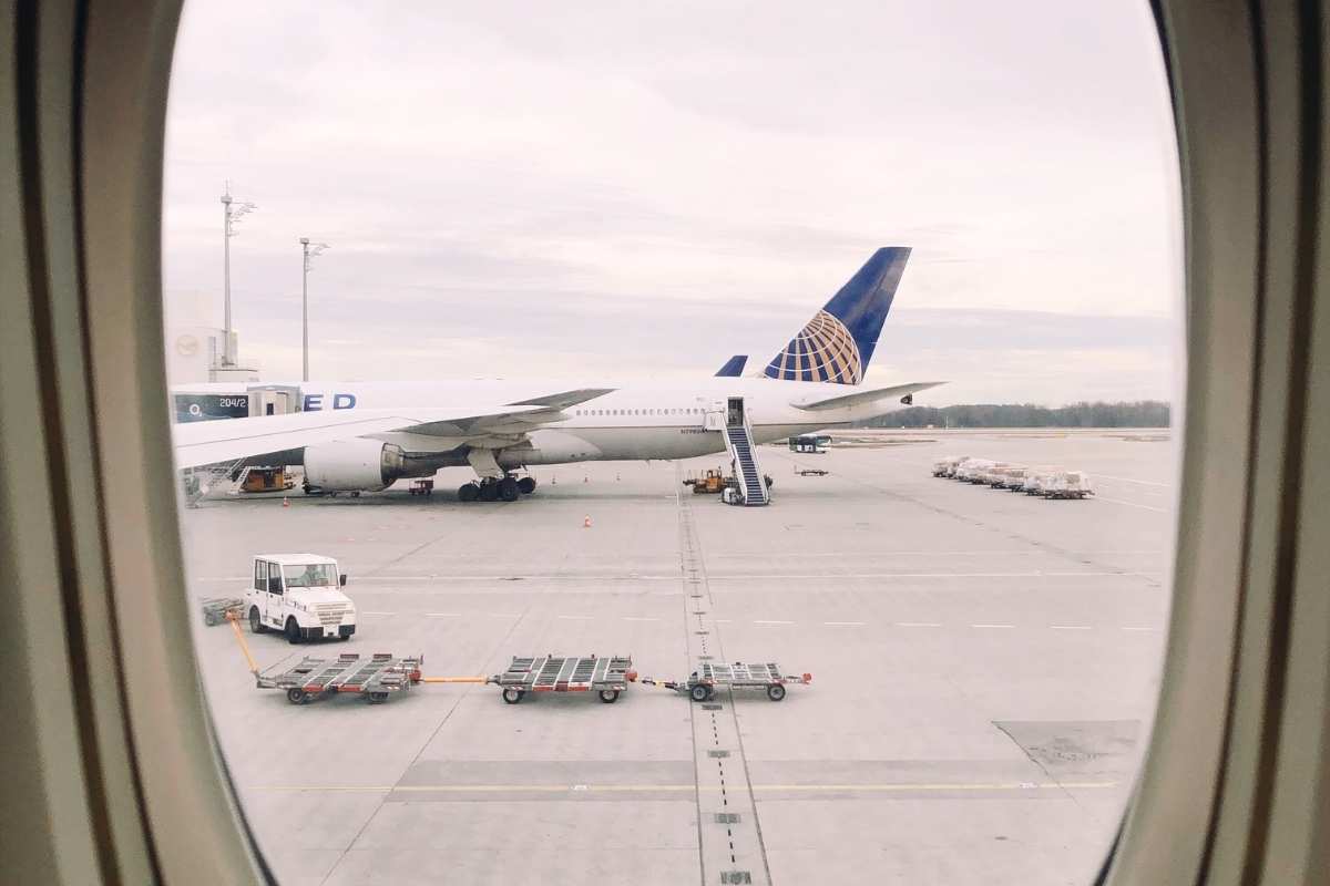 Aeroporto generico visto dal finestrino di un aereo