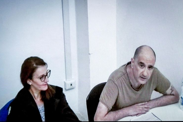 Alfredo Cospito e l'avvocata Maria Teresa Pintus durante il processo all'anarchico presso il tribunale di Torino nel 2023