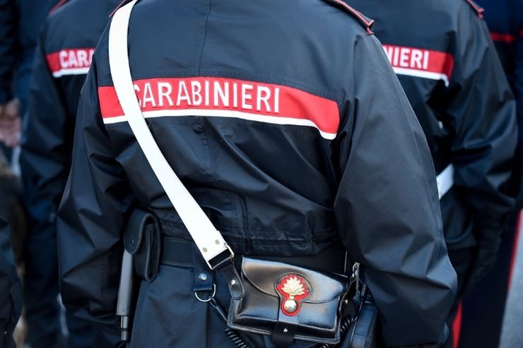 Un carabinieri in divisa ripreso di spalle