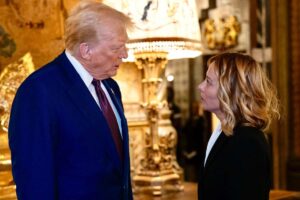 Donald Trump e Giorgia Meloni durante la visita della premier a Mar-a-Lago