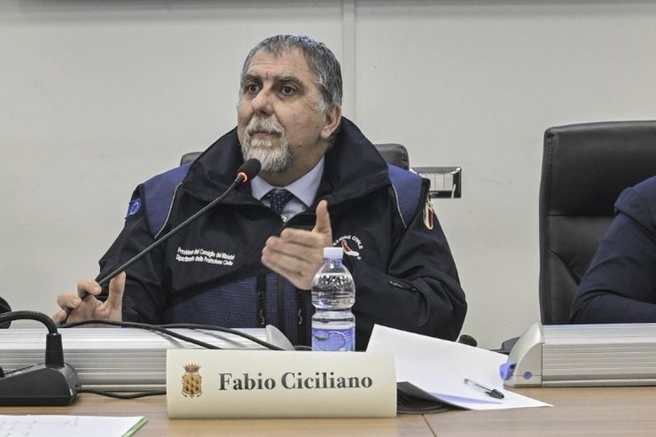 Il capo della Protezione Civile nazionale Fabio Ciciliano parla ai cittadini di Pozzuoli