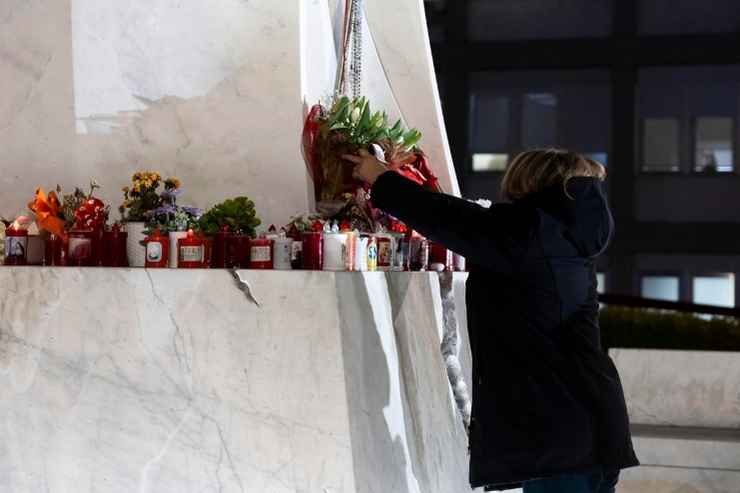 Fedeli pregano Papa Francesco