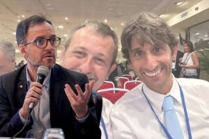 Sullo sfondo Donzelli e Delmastro, in primo piano il deputato Pd Federico Gianassi