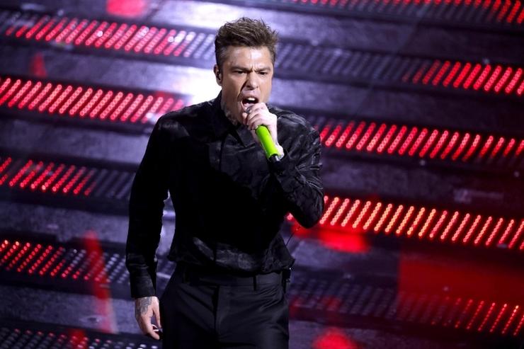 Fedez si esibisce cantando Battito a Sanremo 2025